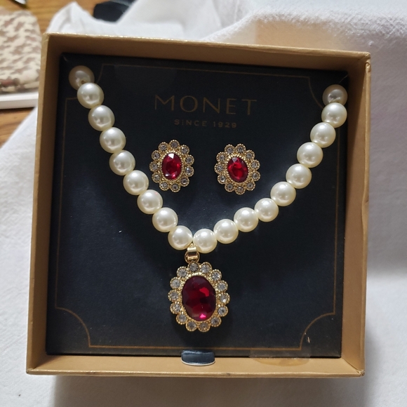 Beautiful Monet Faux Pearl Goldtone Necklace with Matching Pierced Earrings - Picture 3 of 9